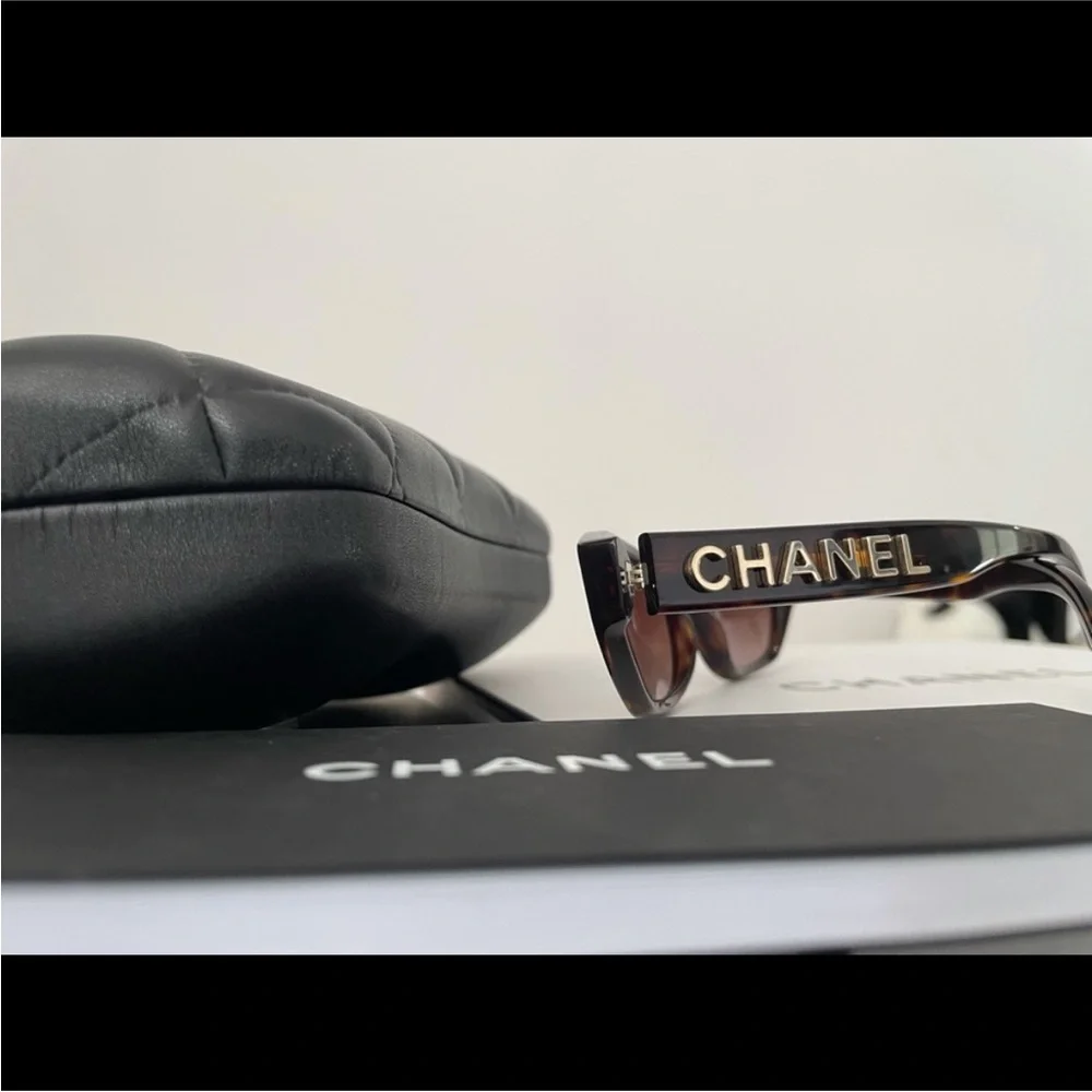 New Chanel Limited Edition rectangle sunglasses A71280 from 2018 collection.